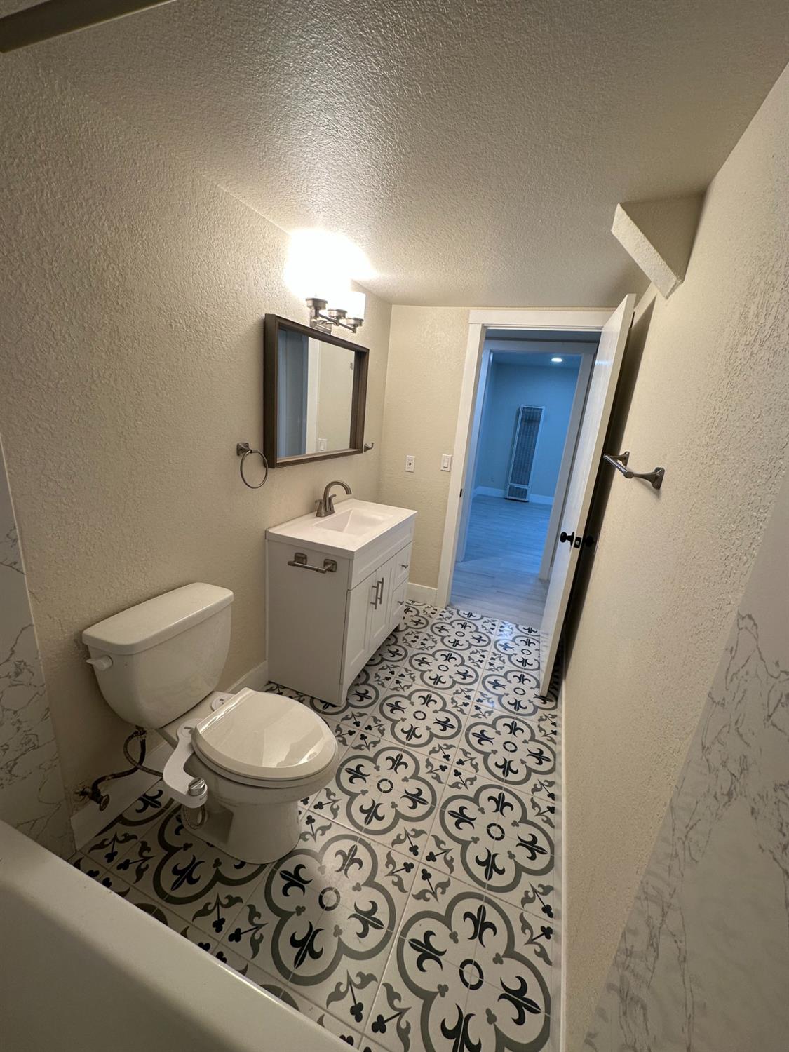 Detail Gallery Image 8 of 21 For 2400 13th St, Sacramento,  CA 95818 - 3 Beds | 1 Baths