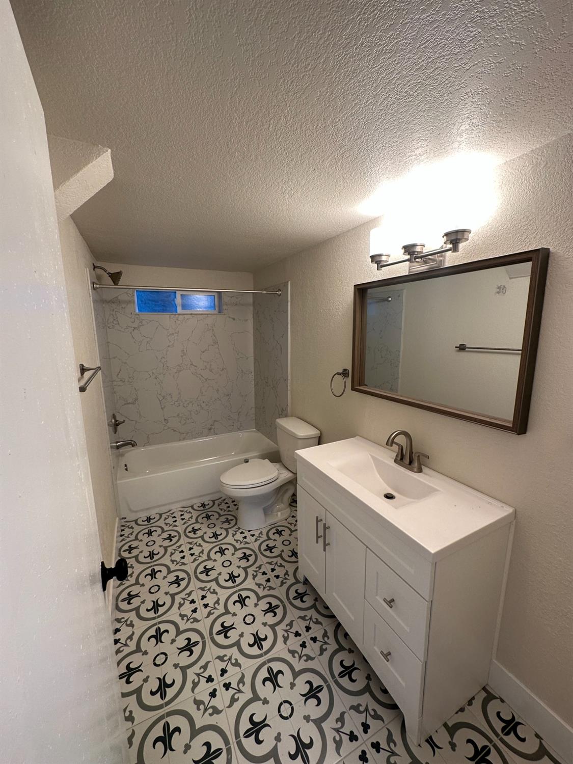 Detail Gallery Image 3 of 21 For 2400 13th St, Sacramento,  CA 95818 - 3 Beds | 1 Baths