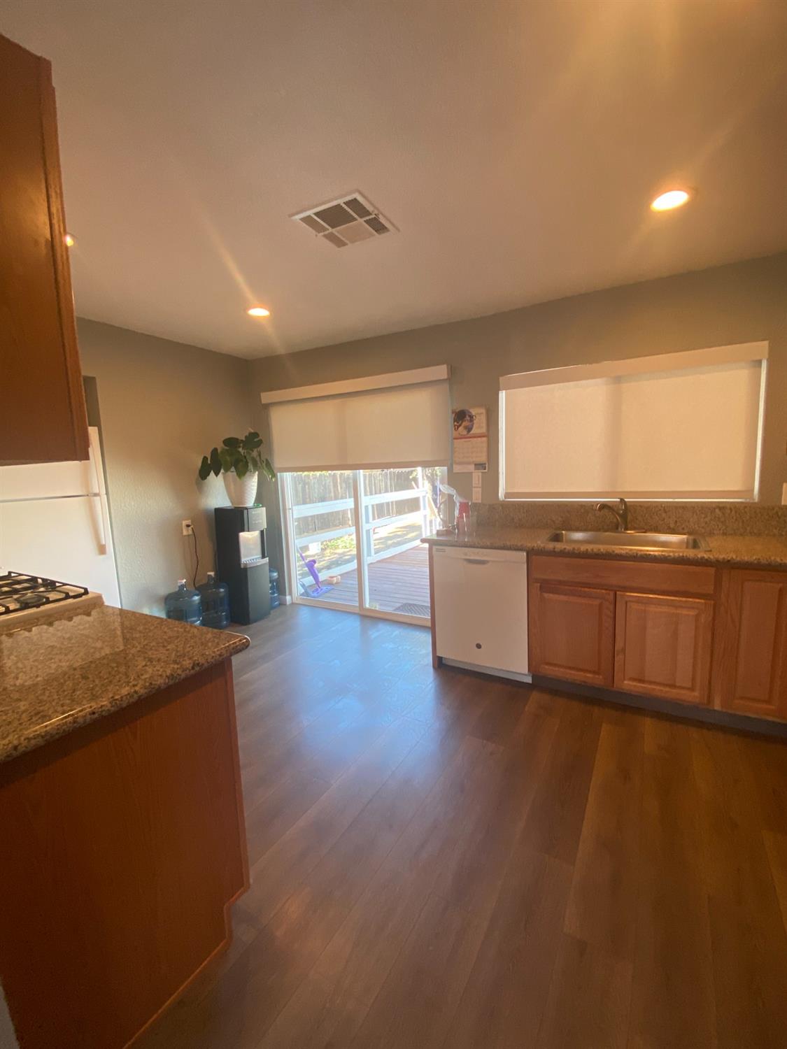 Detail Gallery Image 3 of 26 For 135 Stockton St, Manteca,  CA 95337 - 2 Beds | 1 Baths