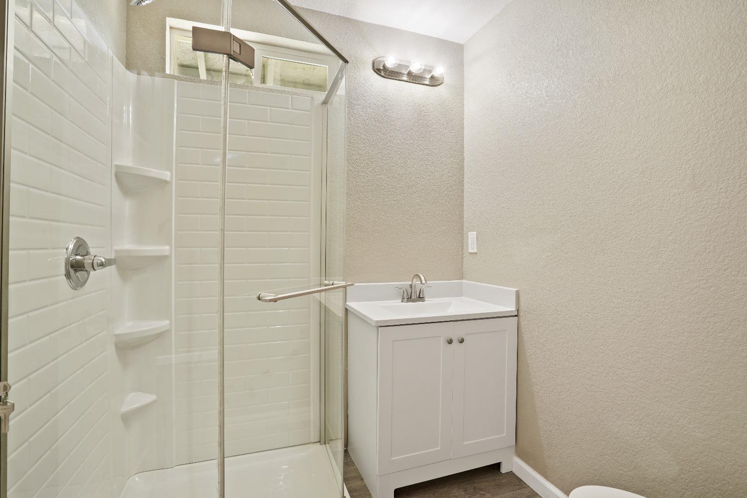 Detail Gallery Image 5 of 27 For 304 B Street, Waterford,  CA 95386 - 2 Beds | 1 Baths