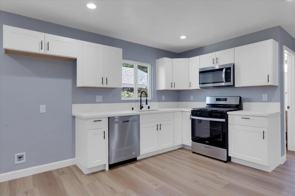 Detail Gallery Image 6 of 14 For 387 Barrette Ave, Sacramento,  CA 95815 - 2 Beds | 2 Baths