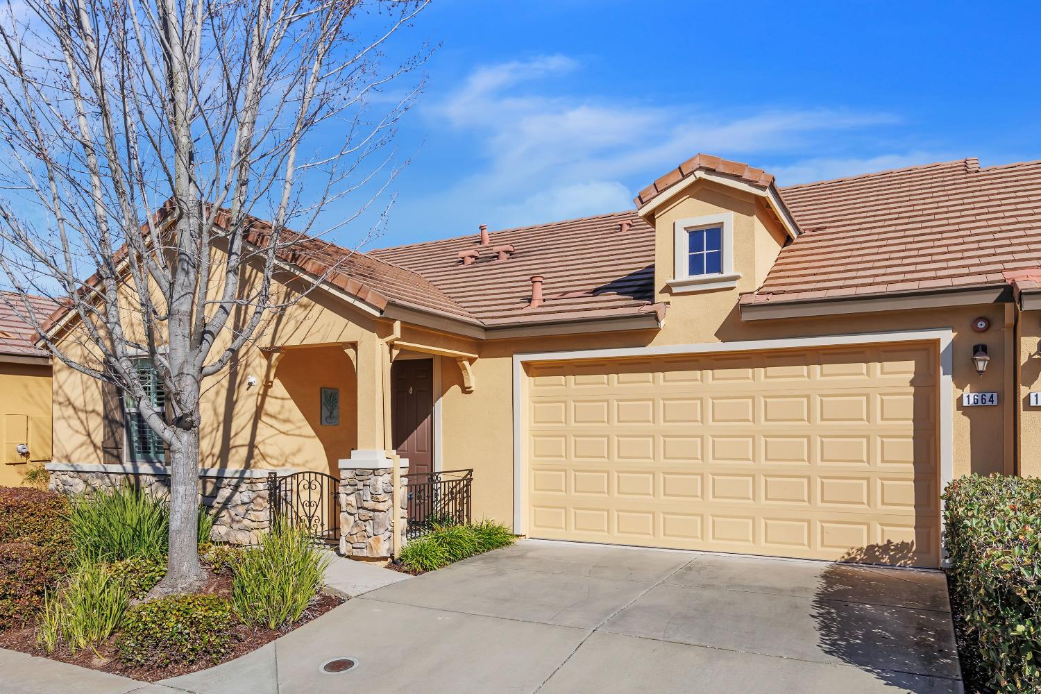 Detail Gallery Image 1 of 1 For 1664 Marseille Ln, Roseville,  CA 95747 - 2 Beds | 2 Baths