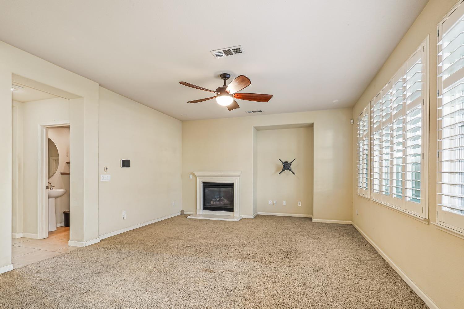 Detail Gallery Image 9 of 54 For 5943 Poppy Shores Way, Stockton,  CA 95219 - 4 Beds | 2/1 Baths