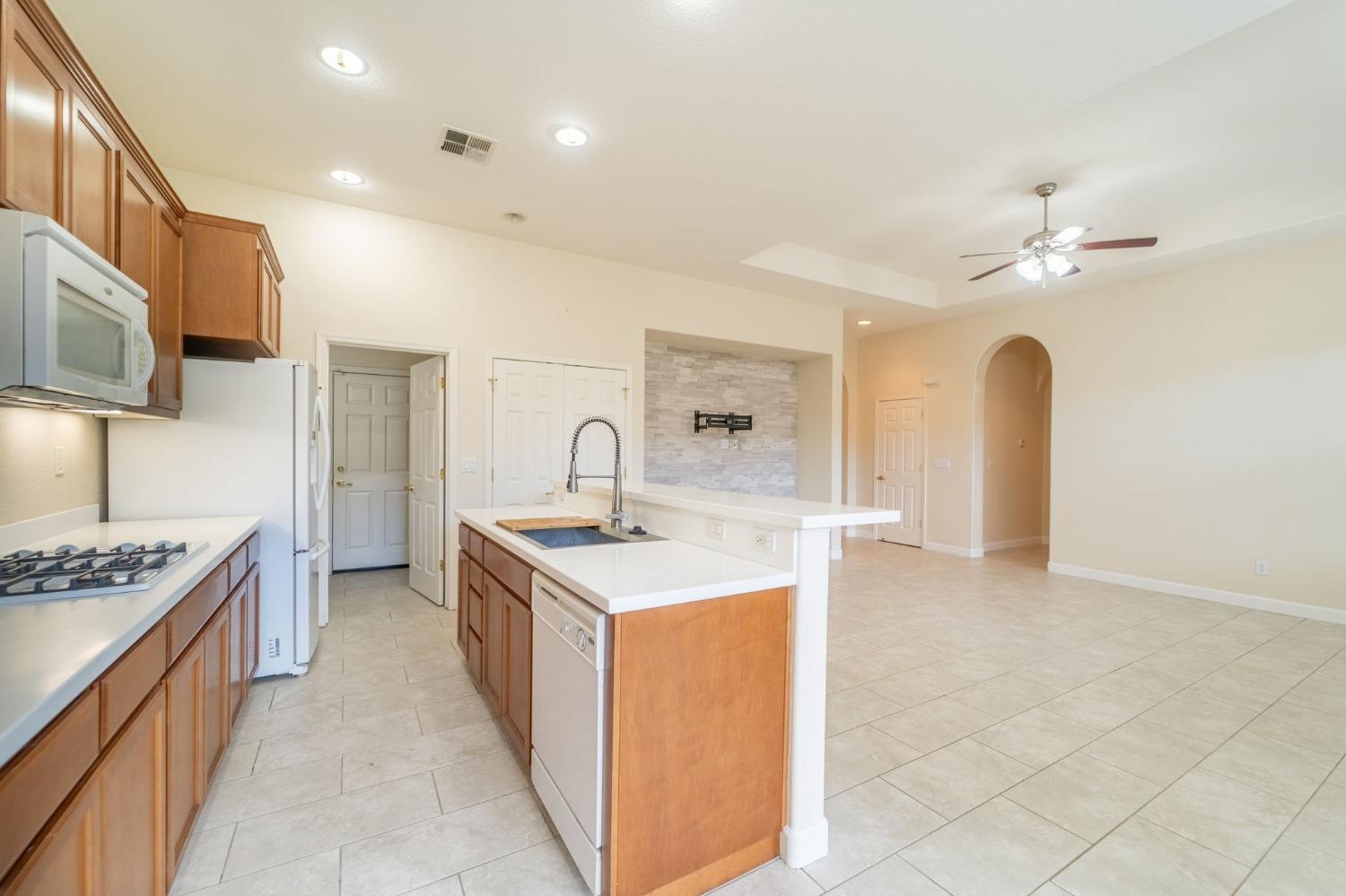 Detail Gallery Image 11 of 32 For 225 Spring Ave, Patterson,  CA 95363 - 2 Beds | 2 Baths