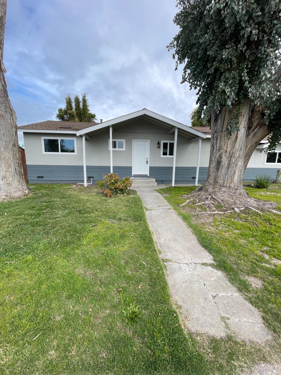 Delightful Updated 3 Bedroom /2 Bath , Ready for New family to call it home! Beautifully Redone with