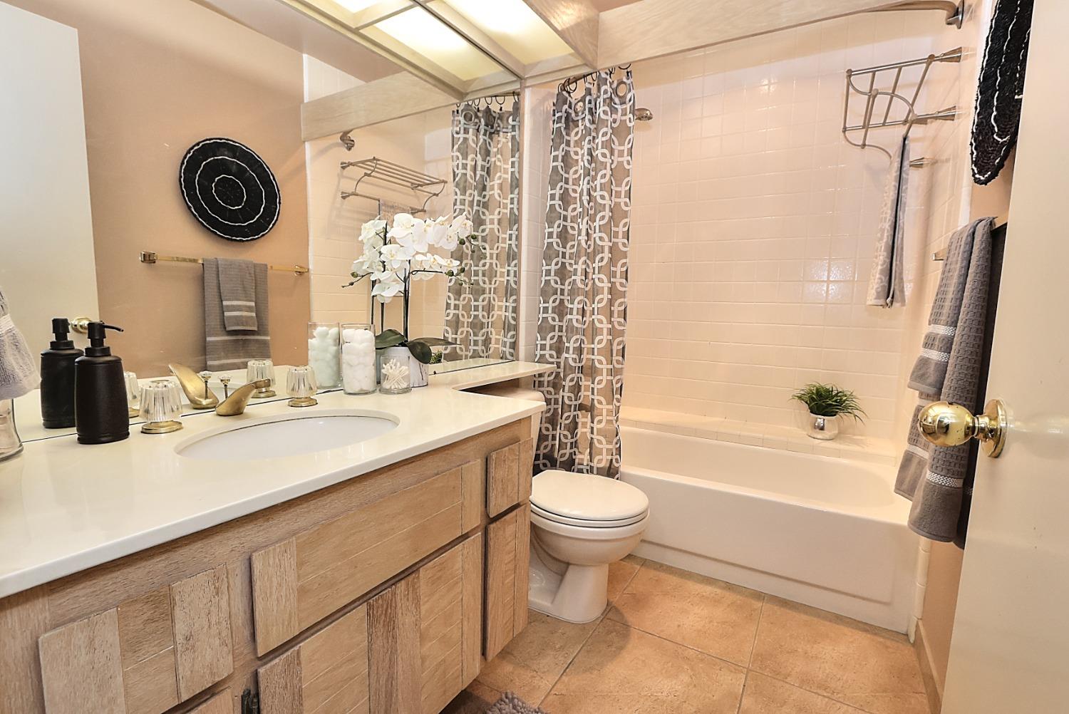 Detail Gallery Image 53 of 79 For 2050 Promontory Point Ln, Gold River,  CA 95670 - 4 Beds | 2/1 Baths