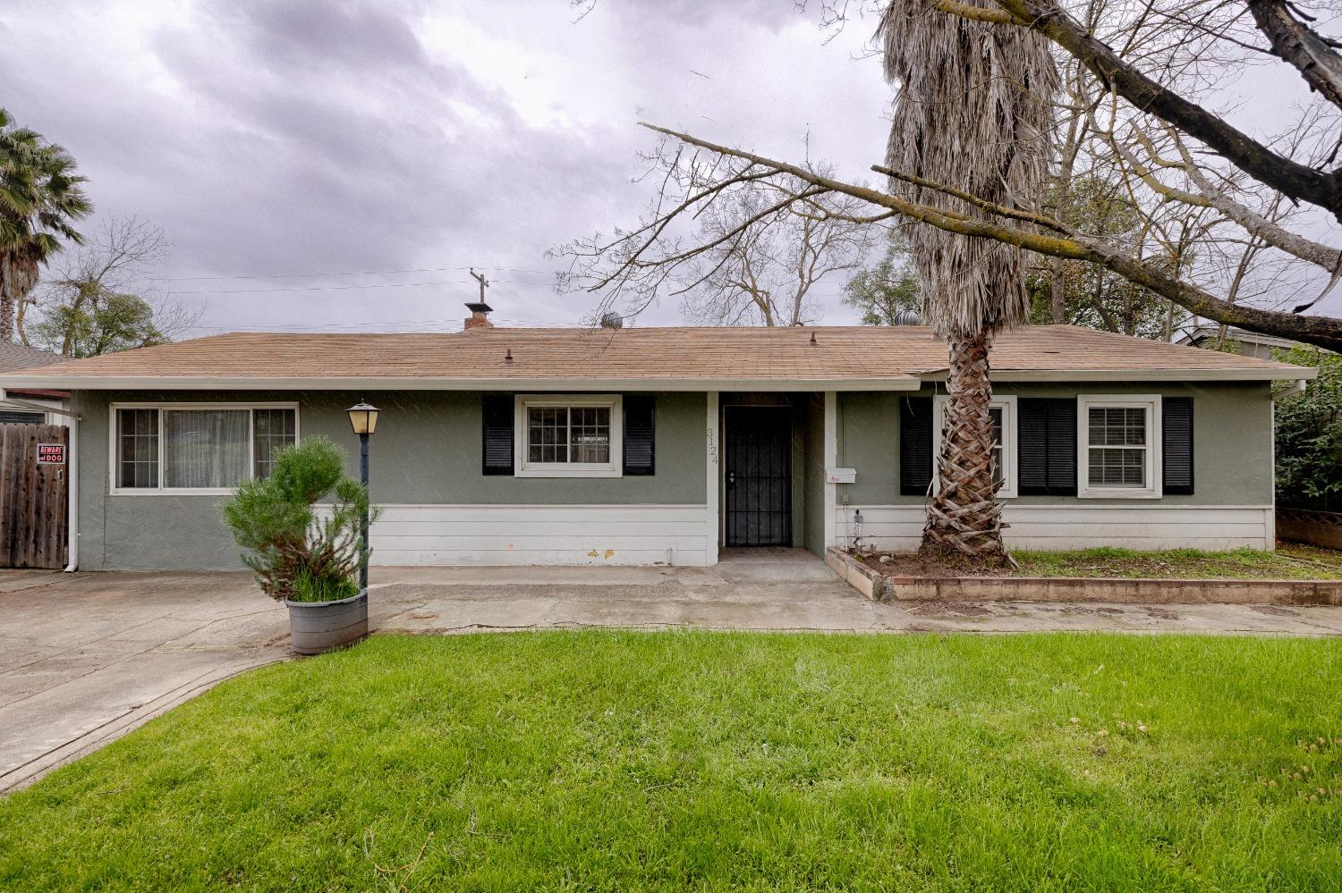 Come see this ADORABLE, open-concept home in the heart of Sacramento! This 3-bedroom, 1-bathrom home