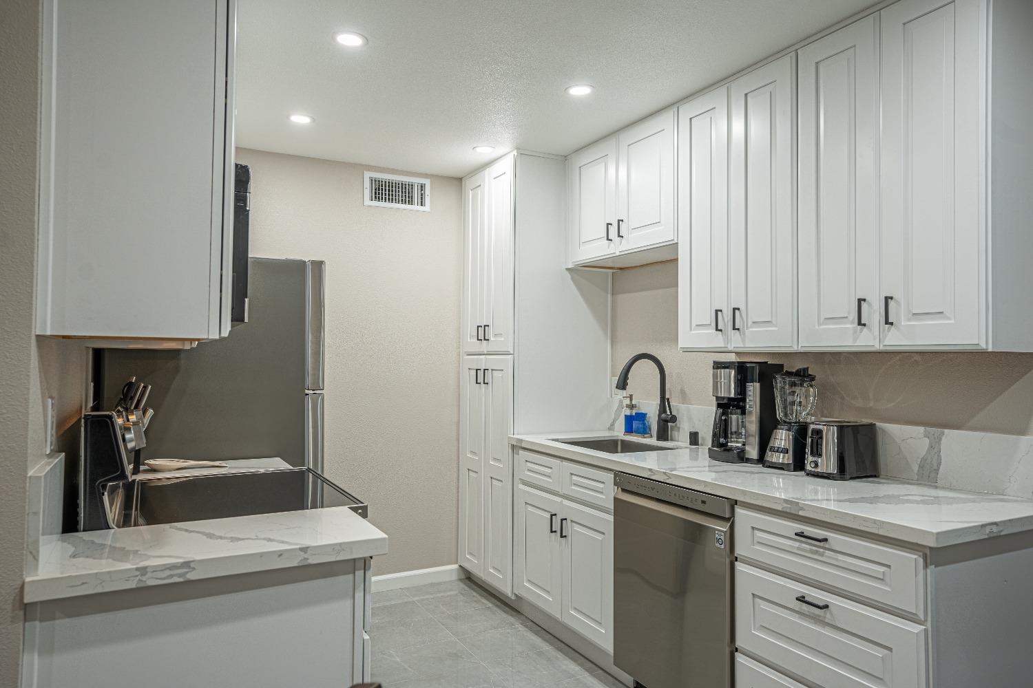 Detail Gallery Image 12 of 39 For 3660 W Benjamin Holt Dr #5,  Stockton,  CA 95219 - 1 Beds | 1 Baths