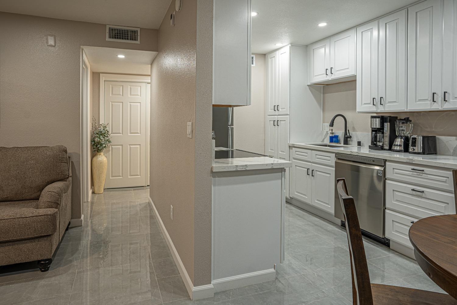 Detail Gallery Image 14 of 39 For 3660 W Benjamin Holt Dr #5,  Stockton,  CA 95219 - 1 Beds | 1 Baths