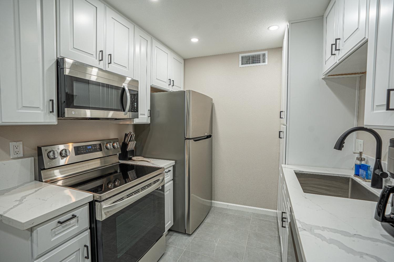 Detail Gallery Image 11 of 39 For 3660 W Benjamin Holt Dr #5,  Stockton,  CA 95219 - 1 Beds | 1 Baths