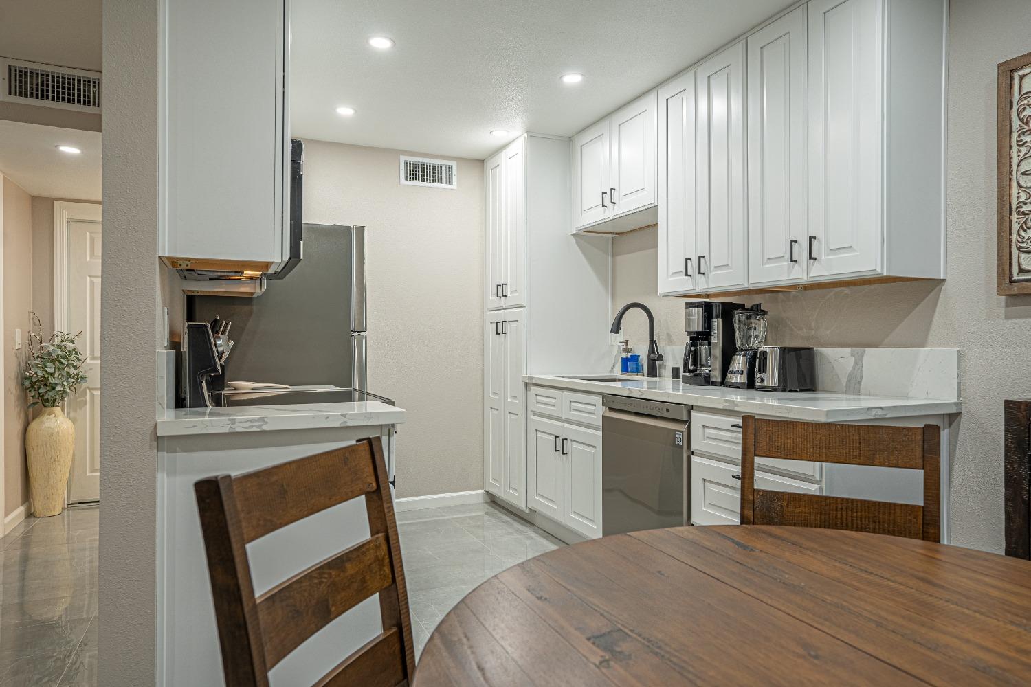 Detail Gallery Image 9 of 39 For 3660 W Benjamin Holt Dr #5,  Stockton,  CA 95219 - 1 Beds | 1 Baths