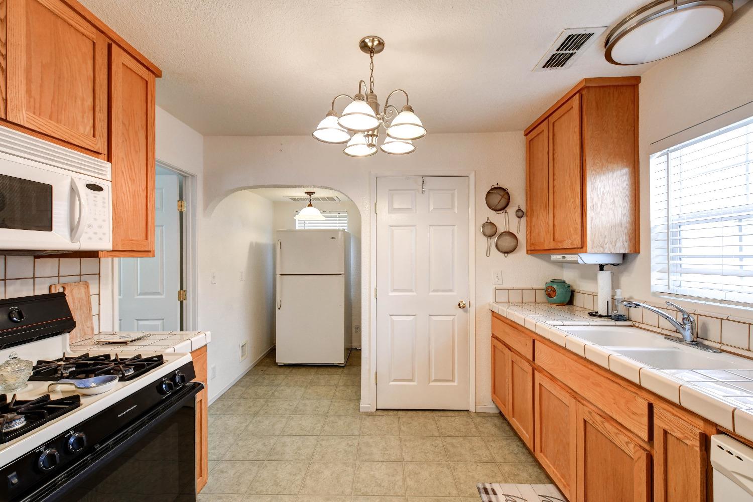 Detail Gallery Image 11 of 30 For 3059 Crandall Ave, Sacramento,  CA 95815 - 2 Beds | 1 Baths