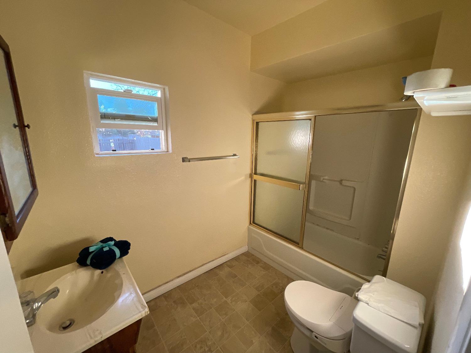 Detail Gallery Image 10 of 21 For 1133 S Netherton Ave, Stockton,  CA 95205 - 3 Beds | 2 Baths