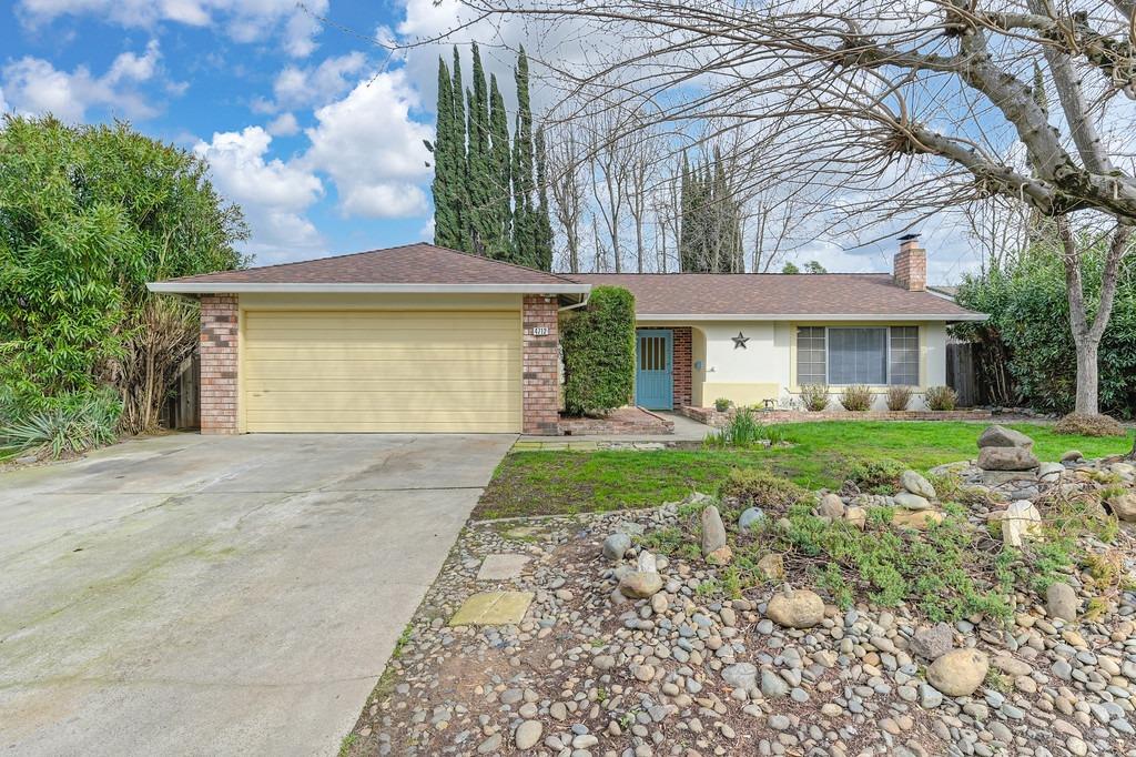Fantastic single story home in a cul-de-sac! Spacious floor plan with real wood flooring is light an