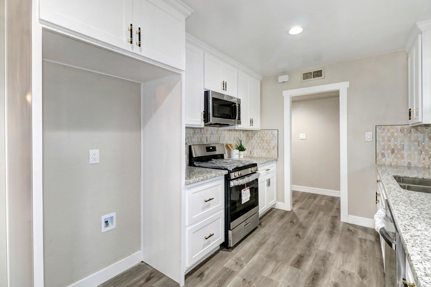 Detail Gallery Image 12 of 38 For 1472 64th Ave, Sacramento,  CA 95822 - 4 Beds | 2 Baths