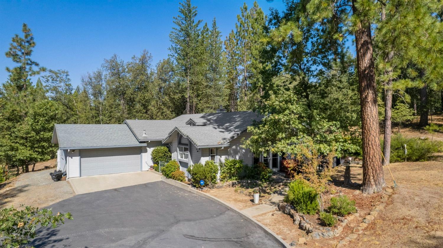 Photo of 10388 Dexter Ln in Coulterville, CA