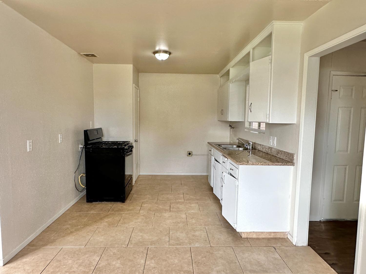Detail Gallery Image 7 of 18 For 3345 N Miami Ave, Fresno,  CA 93727 - 3 Beds | 1 Baths