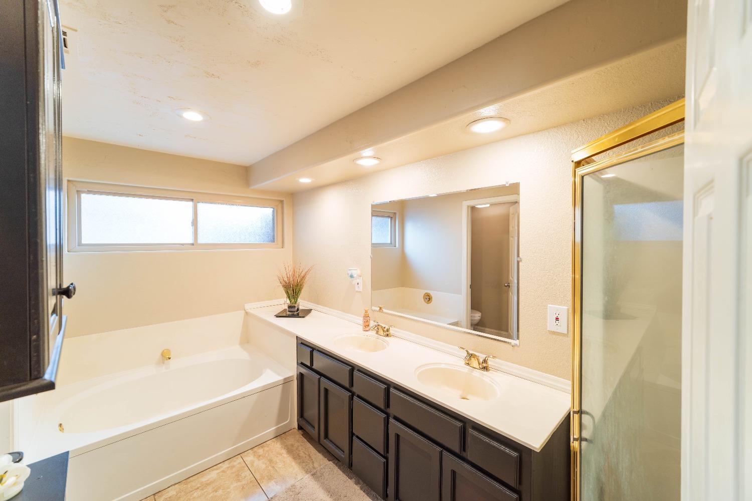 Detail Gallery Image 16 of 35 For 947 Snowgoose Ln, Manteca,  CA 95337 - 4 Beds | 2/1 Baths