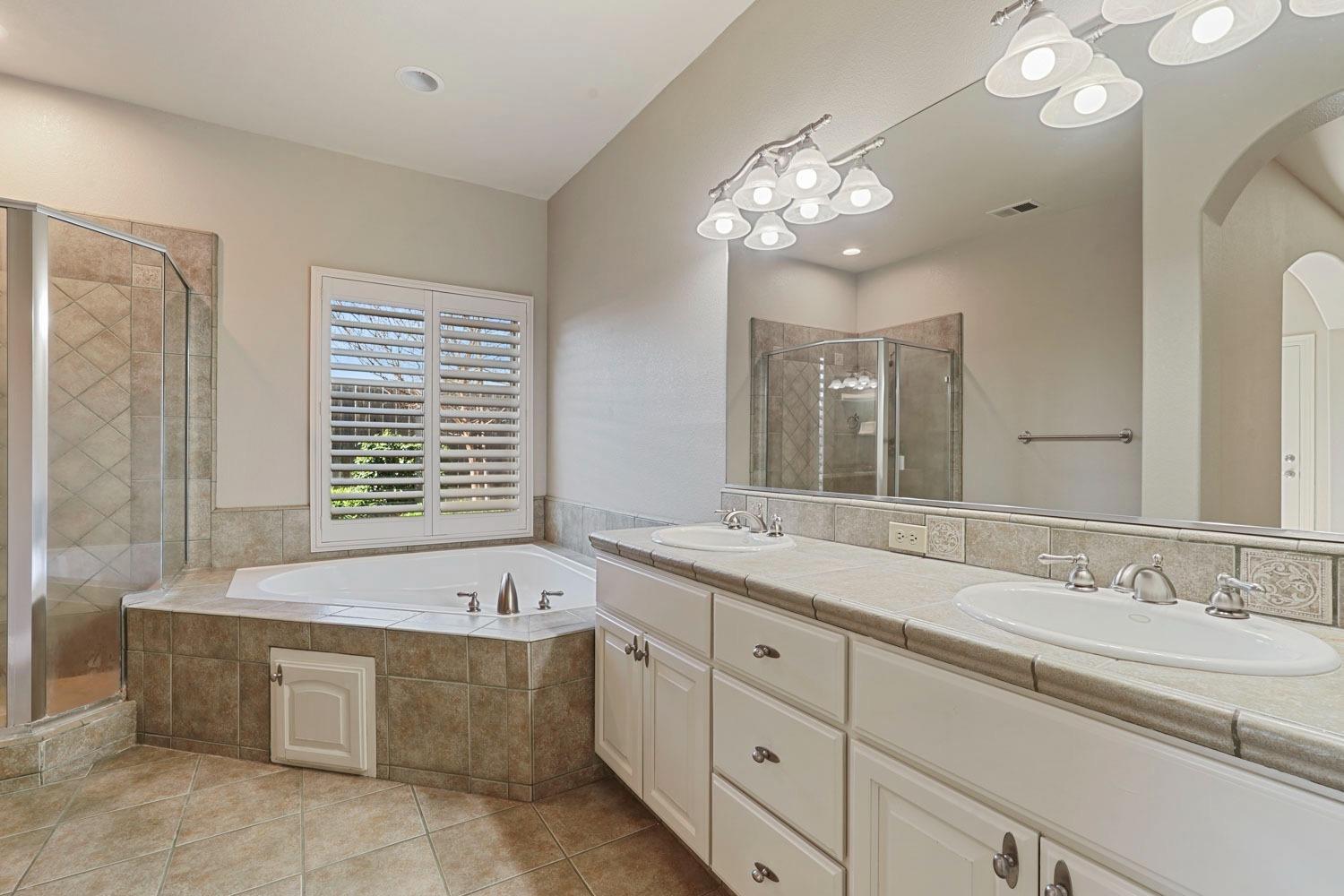 Detail Gallery Image 19 of 35 For 2585 Greenfield Ln, Lodi,  CA 95242 - 3 Beds | 2/1 Baths