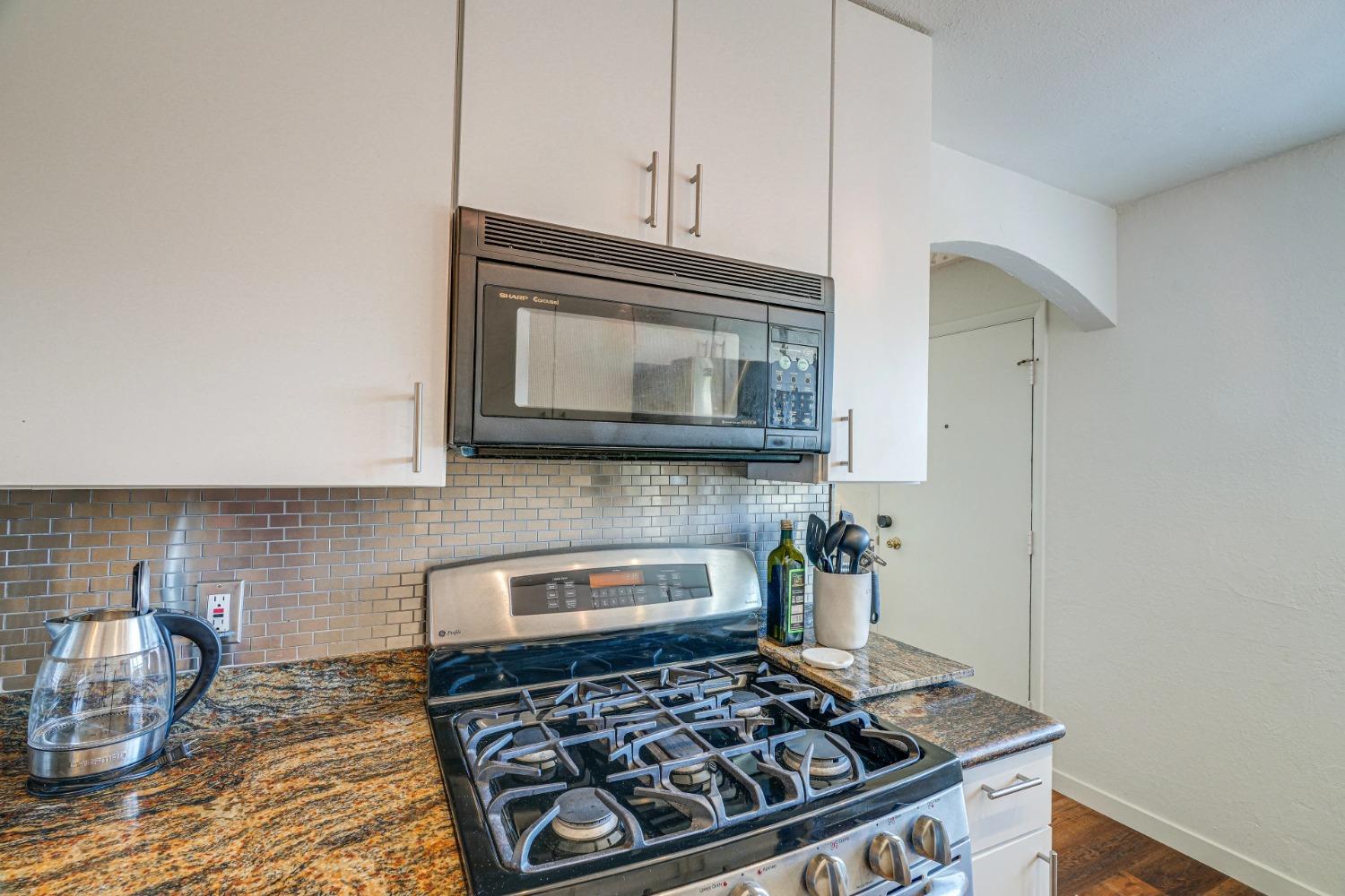 Detail Gallery Image 6 of 17 For 500 Glenwood Circle #220,  Monterey,  CA 93940 - 2 Beds | 1 Baths
