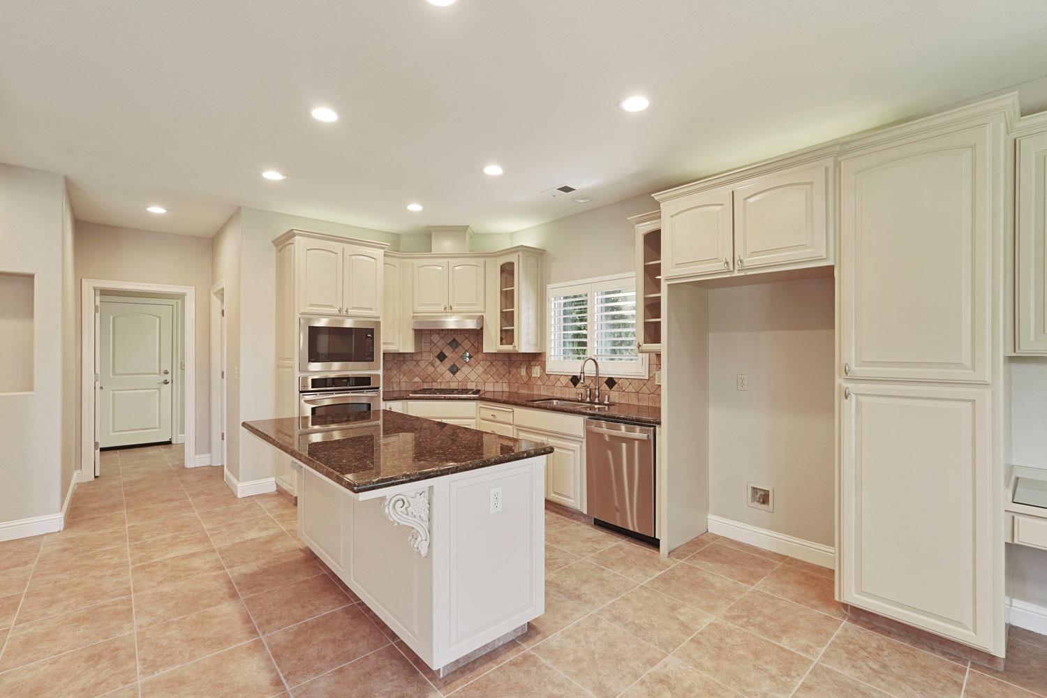 Detail Gallery Image 9 of 35 For 2585 Greenfield Ln, Lodi,  CA 95242 - 3 Beds | 2/1 Baths