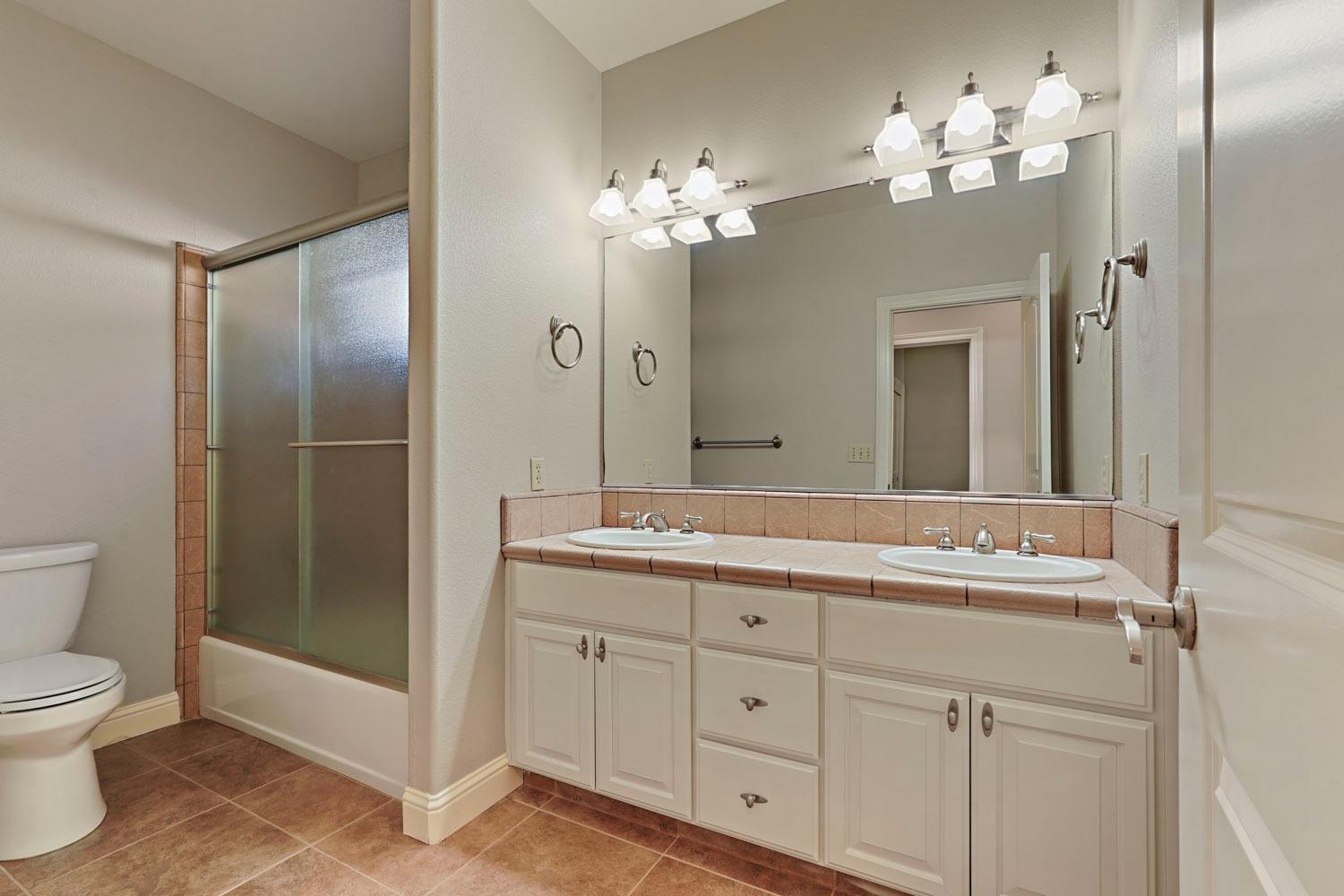 Detail Gallery Image 23 of 35 For 2585 Greenfield Ln, Lodi,  CA 95242 - 3 Beds | 2/1 Baths