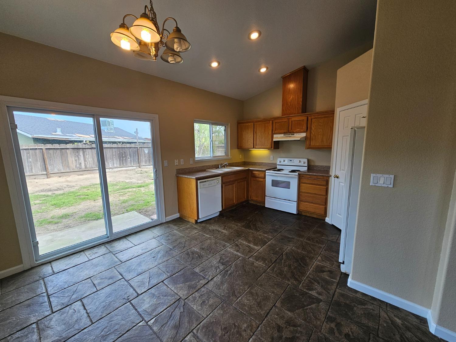 Detail Gallery Image 5 of 19 For 6900 Arlene Dr, Winton,  CA 95388 - 4 Beds | 2 Baths