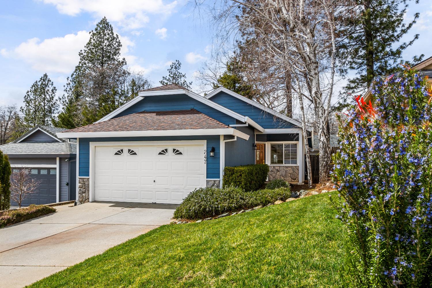 Detail Gallery Image 1 of 18 For 247 Fairmont Dr, Grass Valley,  CA 95945 - 2 Beds | 2 Baths