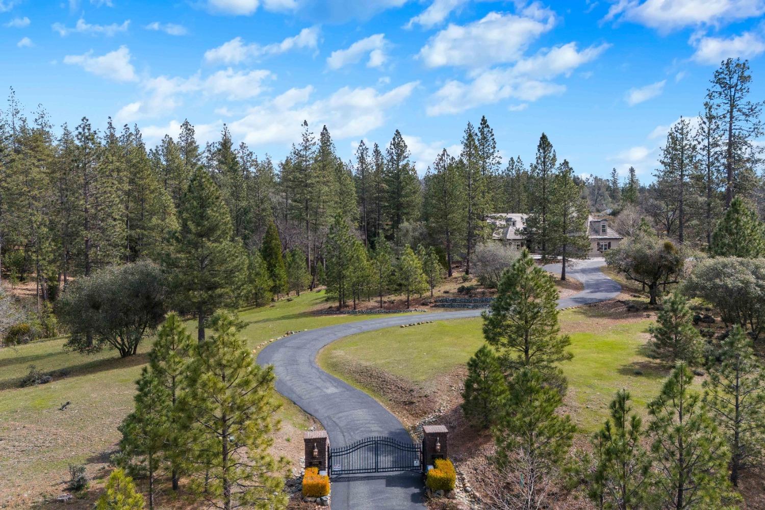 Detail Gallery Image 3 of 50 For 11966 Logans Run Ct, Grass Valley,  CA 95945 - 3 Beds | 3/2 Baths