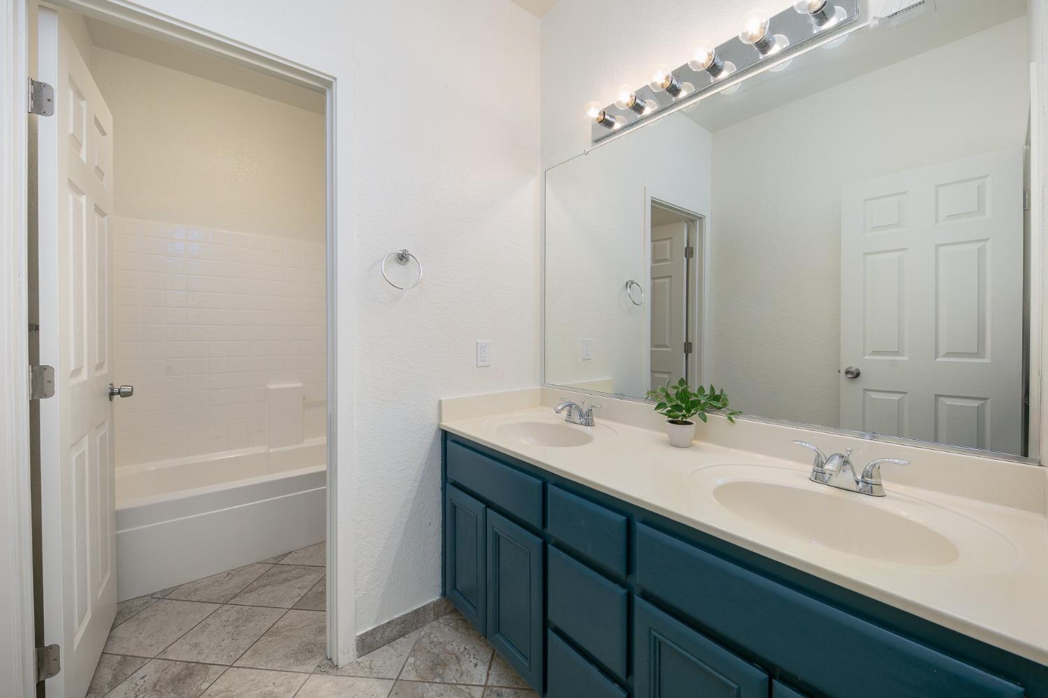 Detail Gallery Image 11 of 63 For 4093 Maddie Cir, Stockton,  CA 95209 - 4 Beds | 2 Baths