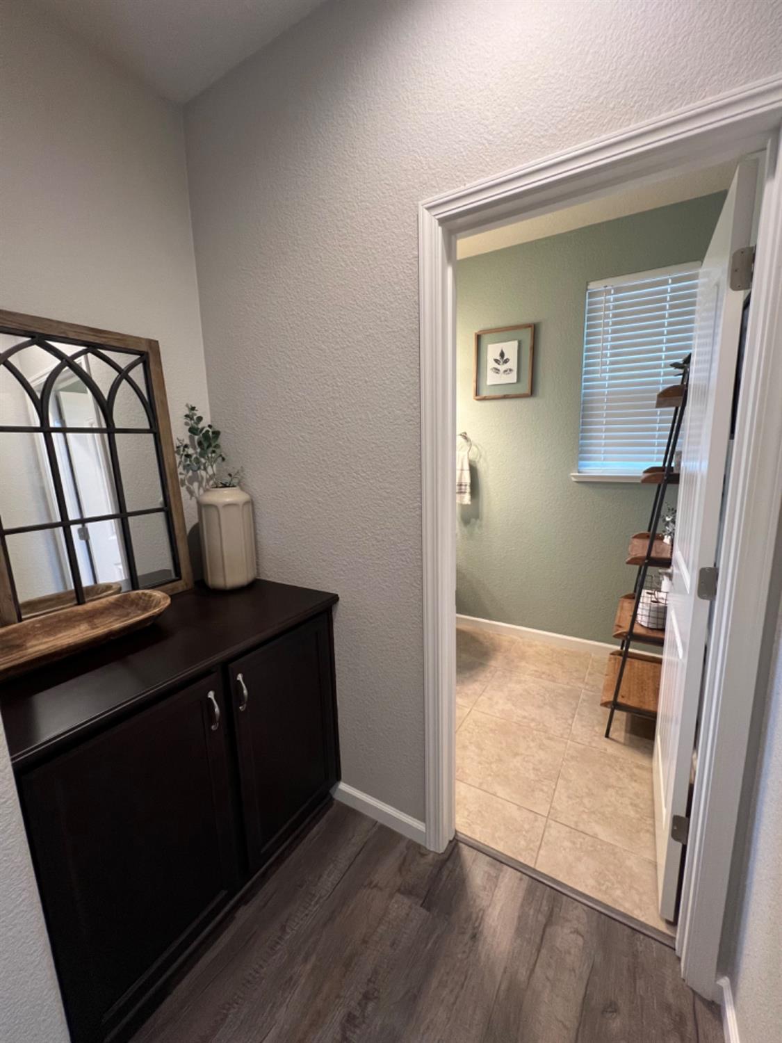 Detail Gallery Image 8 of 53 For 3221 Lake Hill Court, Modesto,  CA 95355 - 4 Beds | 2/1 Baths