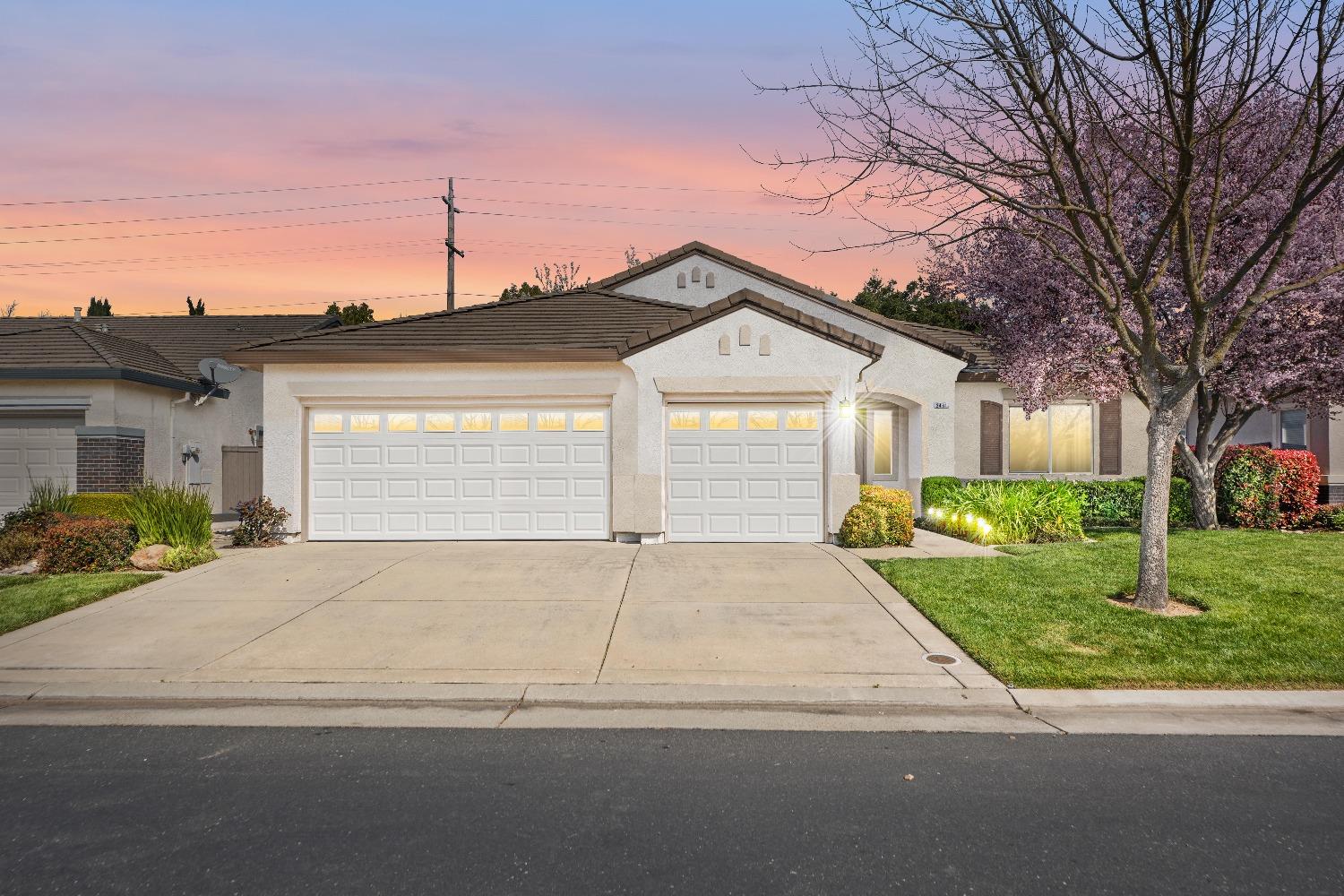 Detail Gallery Image 1 of 1 For 2431 Emerald Lake Ln, Elk Grove,  CA 95758 - 3 Beds | 2 Baths