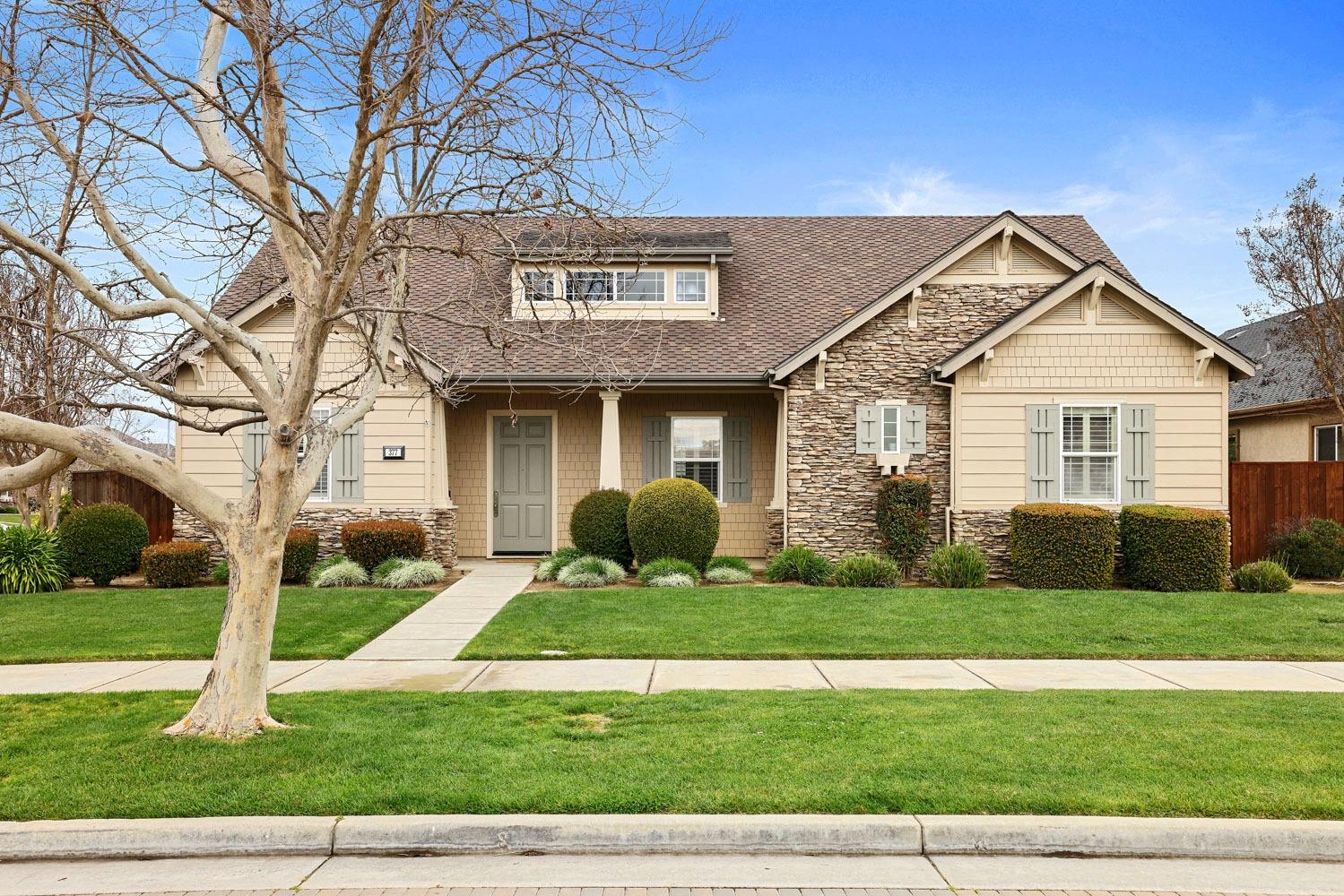 Photo of 377 Travertine Dr in Ripon, CA