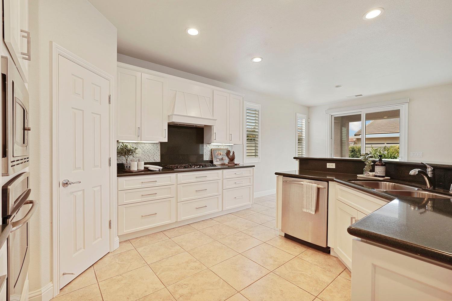 Detail Gallery Image 8 of 45 For 2350 Acorn Meadows Ln, Manteca,  CA 95336 - 2 Beds | 2 Baths