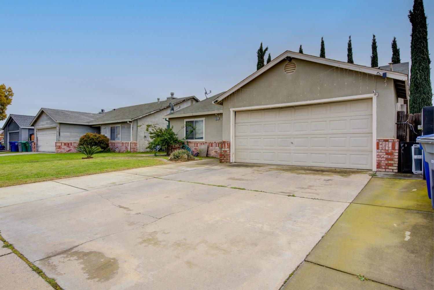 Detail Gallery Image 2 of 23 For 2019 Monroe Ct, Chowchilla,  CA 93610 - 3 Beds | 2 Baths