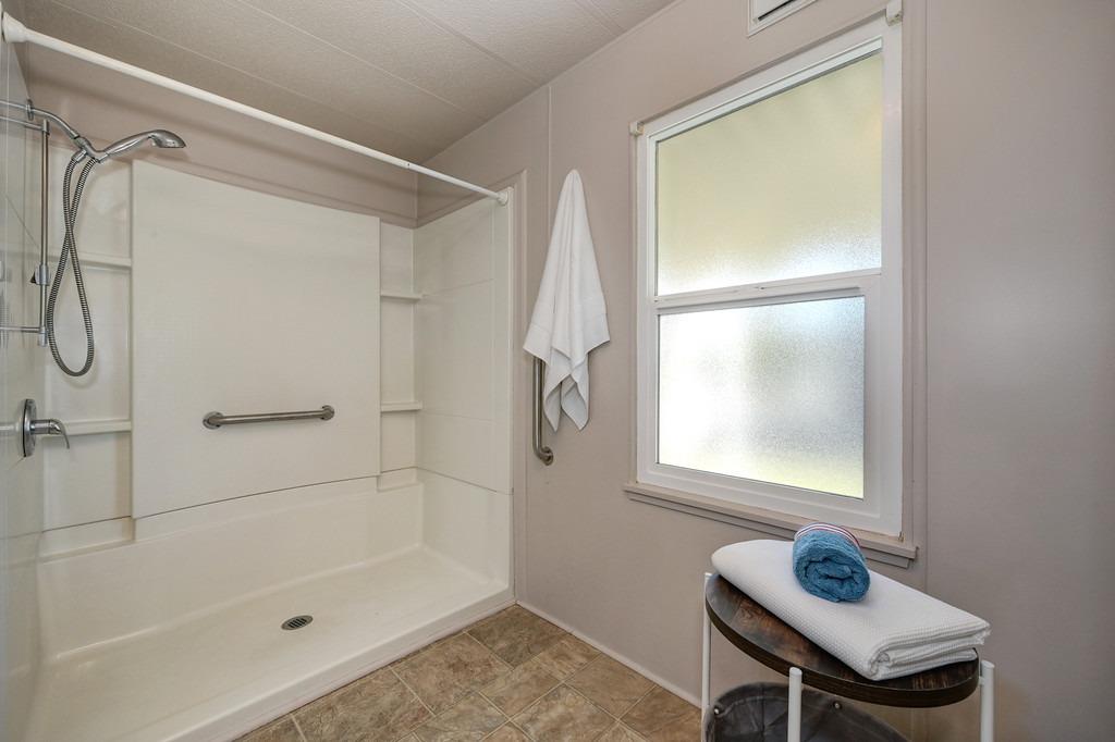 Detail Gallery Image 22 of 37 For 186 Full Circle, Davis,  CA 95618 - 2 Beds | 2 Baths