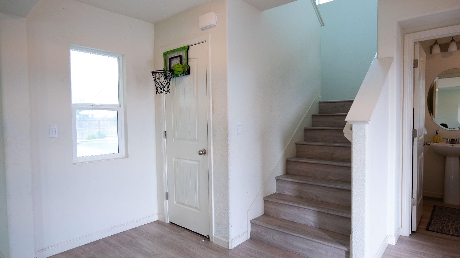 Detail Gallery Image 4 of 15 For 1875 Woodward Ave, Manteca,  CA 95337 - 3 Beds | 2/1 Baths