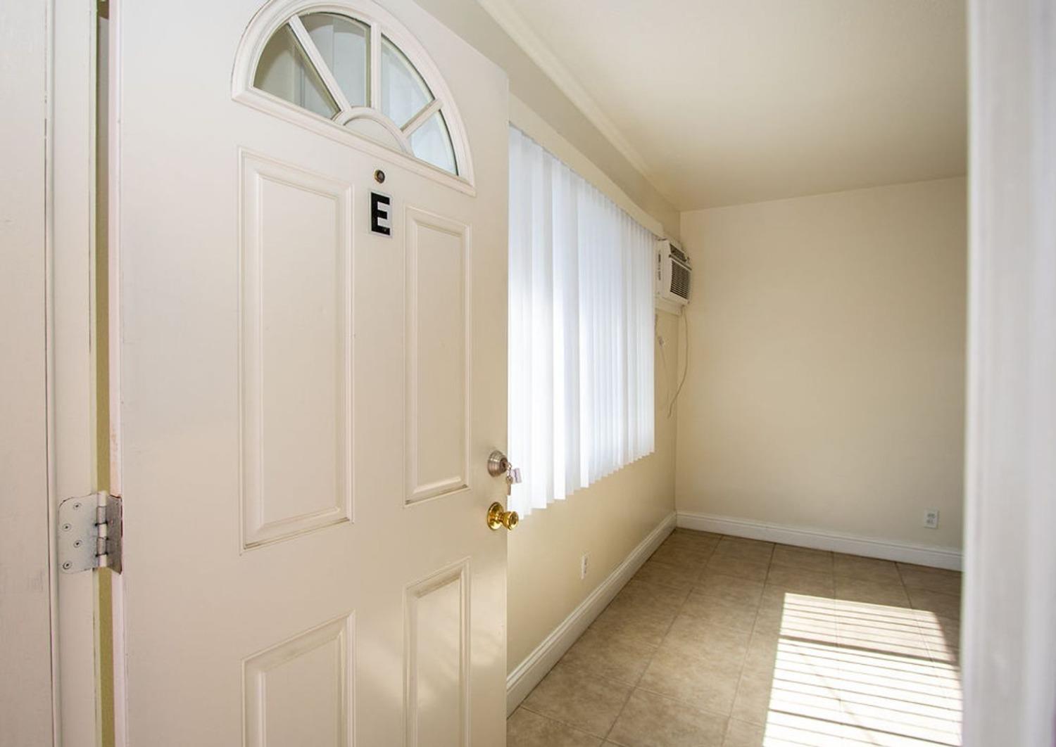 Detail Gallery Image 2 of 8 For 121 Starr Ave #E,  Turlock,  CA 95380 - 2 Beds | 1 Baths