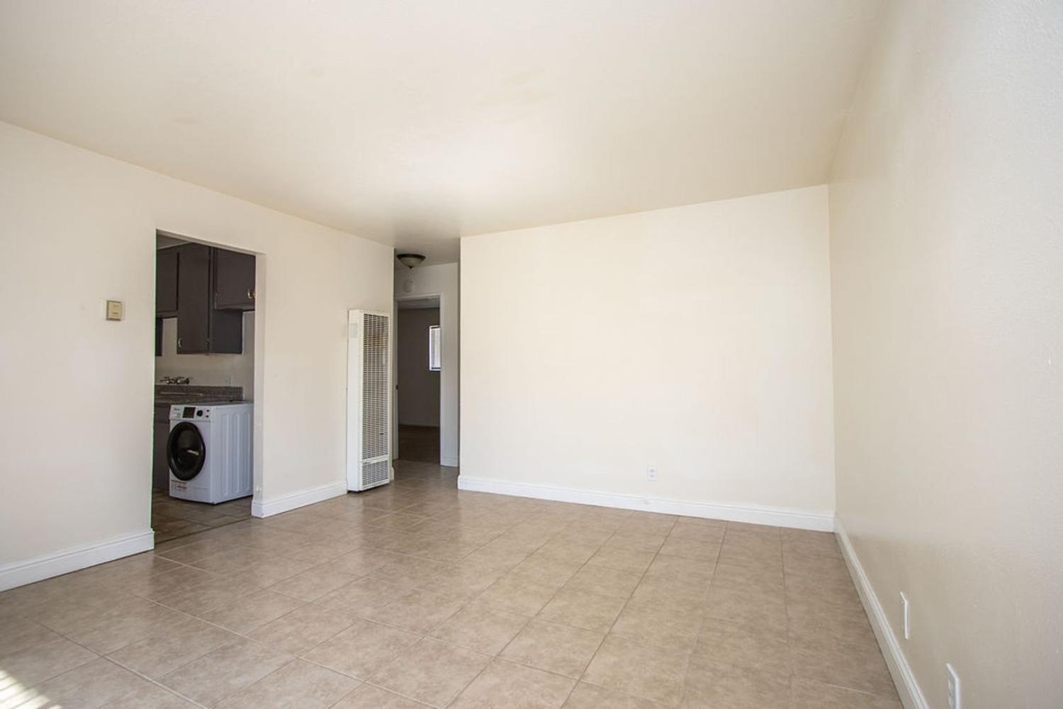 Detail Gallery Image 6 of 8 For 121 Starr Ave #E,  Turlock,  CA 95380 - 2 Beds | 1 Baths