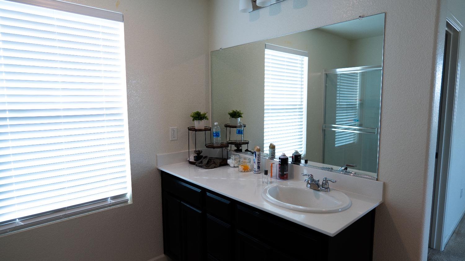 Detail Gallery Image 11 of 15 For 1875 Woodward Ave, Manteca,  CA 95337 - 3 Beds | 2/1 Baths