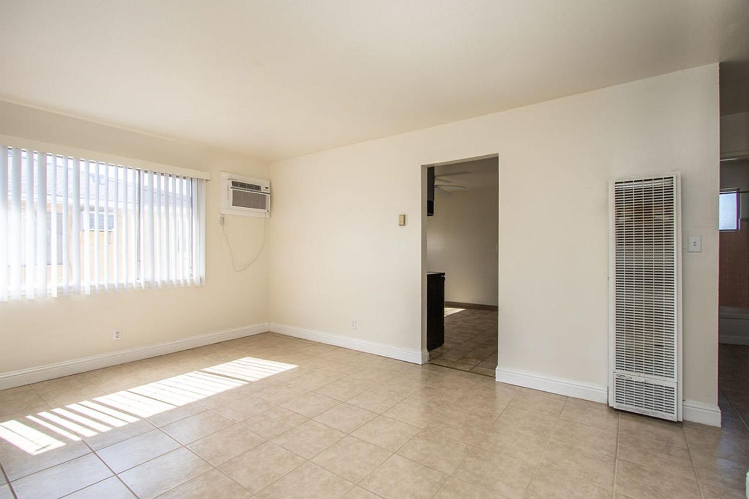 Detail Gallery Image 5 of 8 For 121 Starr Ave #E,  Turlock,  CA 95380 - 2 Beds | 1 Baths