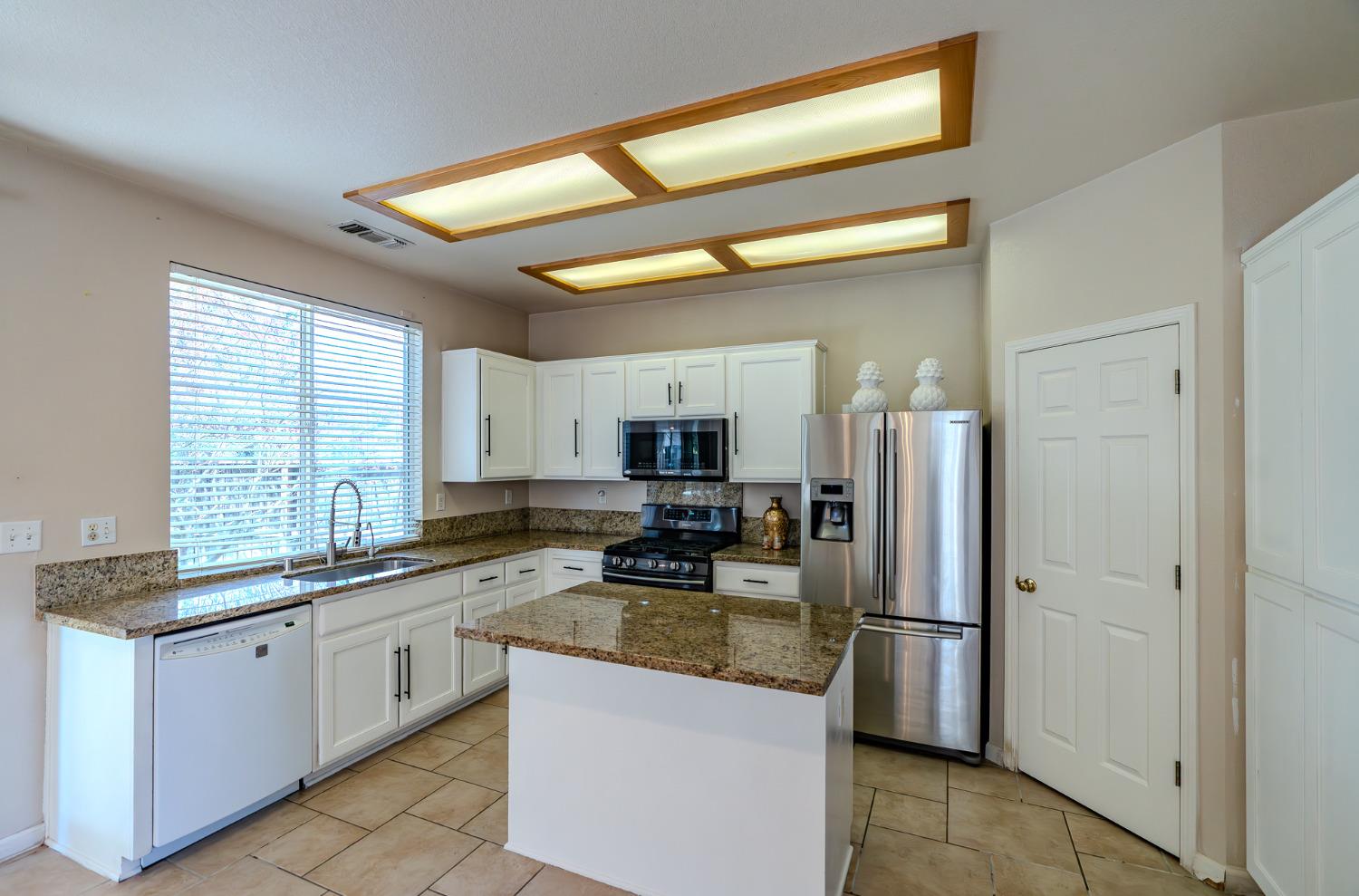 Detail Gallery Image 9 of 29 For 4121 Hallmark Way, Modesto,  CA 95356 - 4 Beds | 2/1 Baths