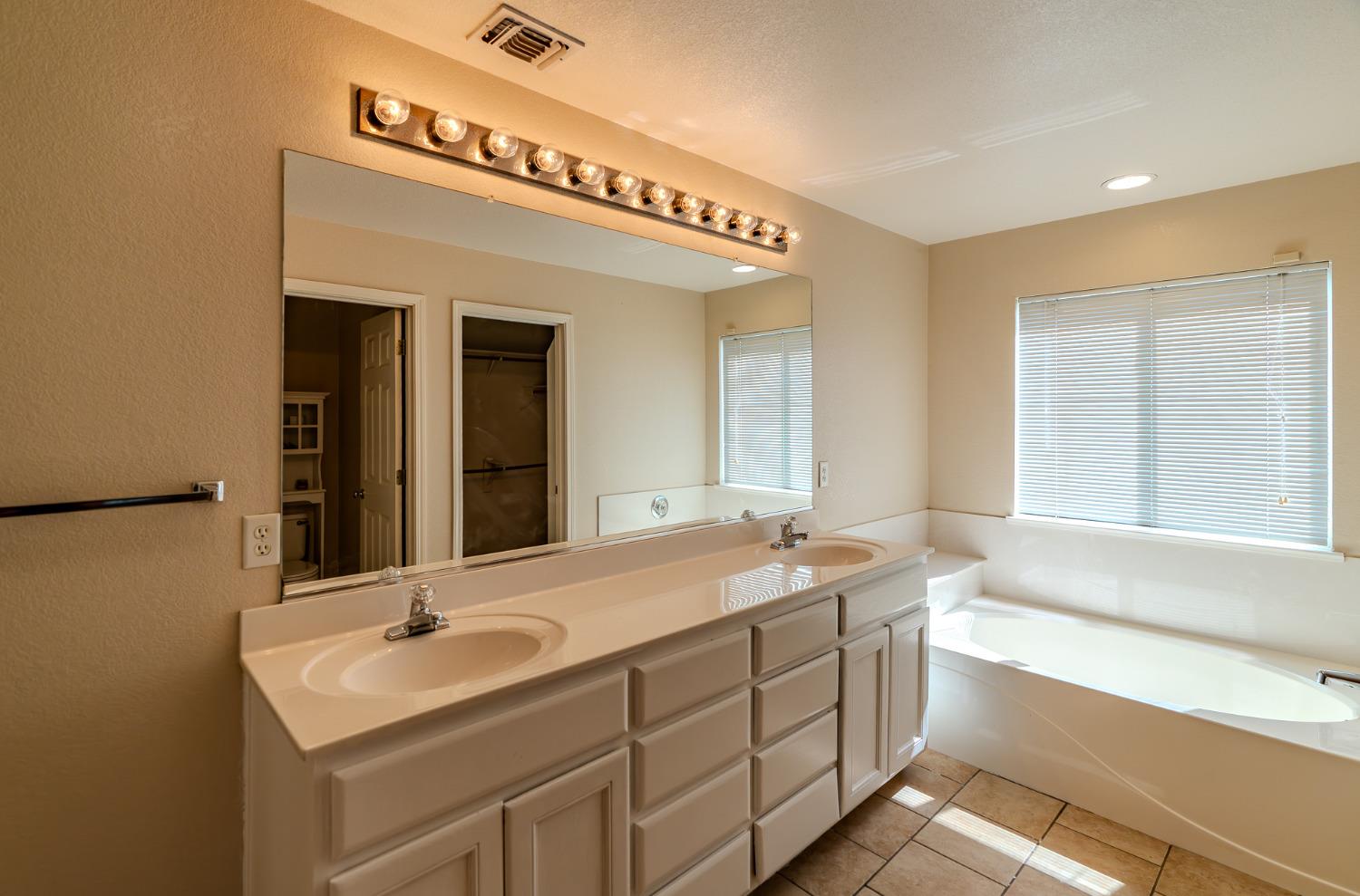 Detail Gallery Image 19 of 29 For 4121 Hallmark Way, Modesto,  CA 95356 - 4 Beds | 2/1 Baths