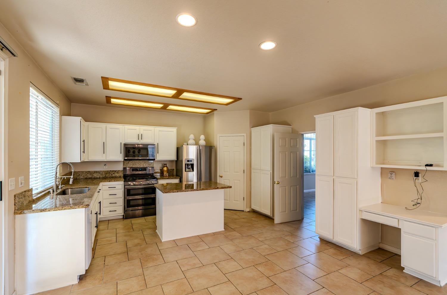 Detail Gallery Image 10 of 29 For 4121 Hallmark Way, Modesto,  CA 95356 - 4 Beds | 2/1 Baths