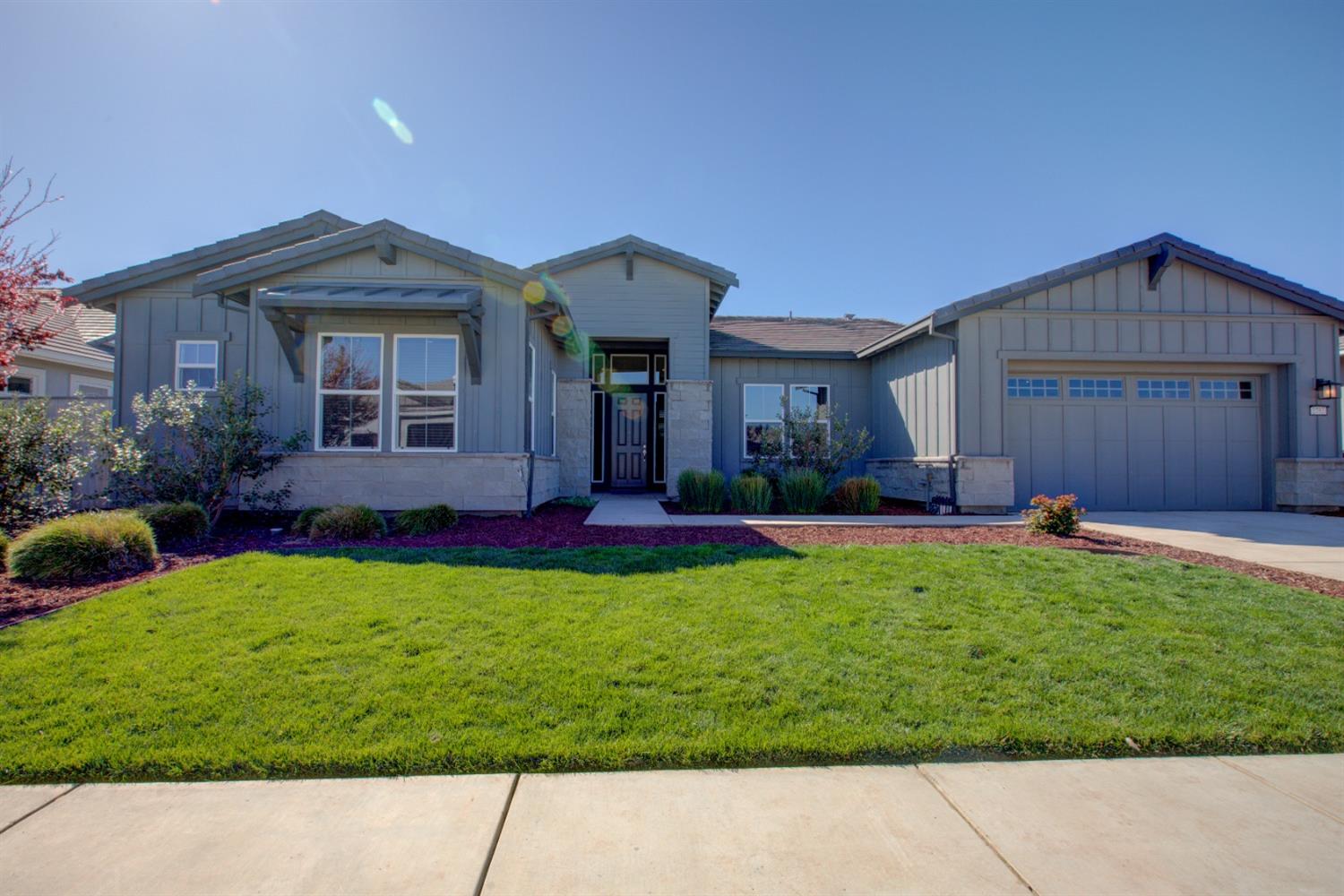 Detail Gallery Image 2 of 43 For 2752 Meadowbrook Ln, Turlock,  CA 95382 - 3 Beds | 3/1 Baths
