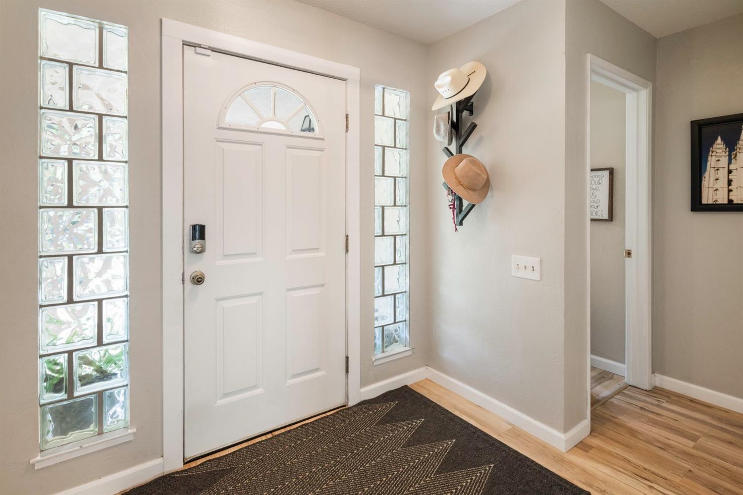 Detail Gallery Image 9 of 56 For 6125 Rose Ct, Granite Bay,  CA 95746 - 4 Beds | 3/1 Baths