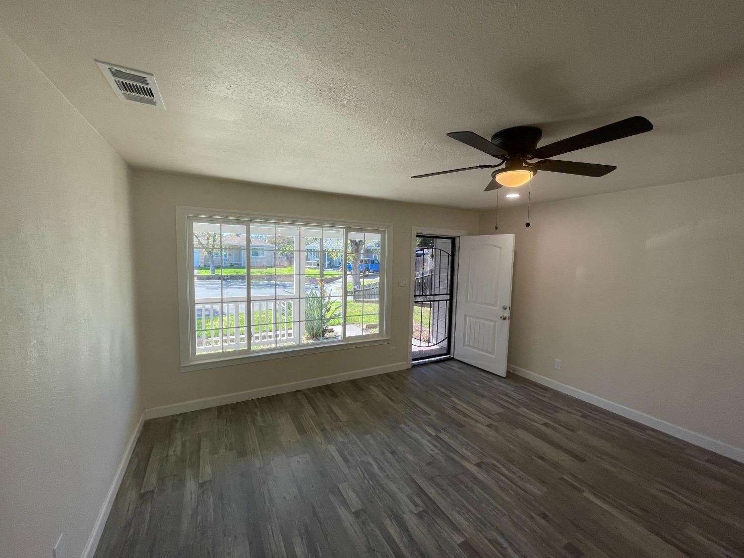 Detail Gallery Image 4 of 29 For 1432 Dena Ct, Stockton,  CA 95203 - 2 Beds | 1 Baths