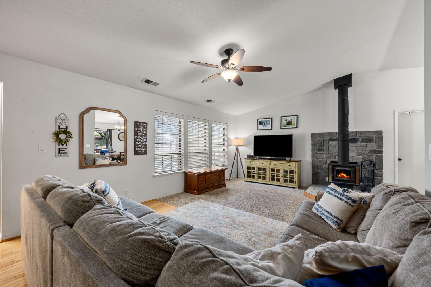 Detail Gallery Image 10 of 44 For 1547 American River Trl, Cool,  CA 95614 - 3 Beds | 2 Baths