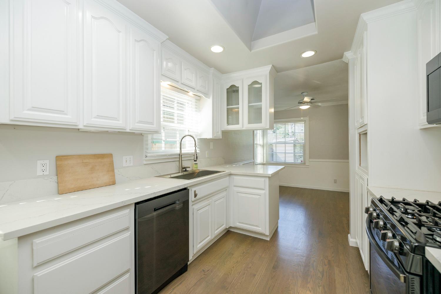 Detail Gallery Image 4 of 26 For 1307 Sycamore Ave, Modesto,  CA 95350 - 3 Beds | 2 Baths