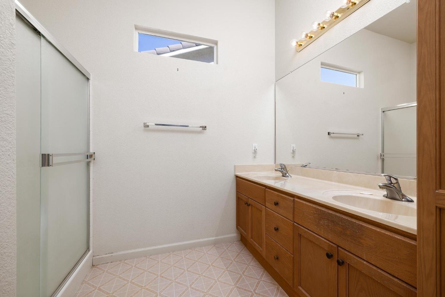Detail Gallery Image 14 of 30 For 124 Woods Creek Dr, Oakdale,  CA 95361 - 3 Beds | 2 Baths